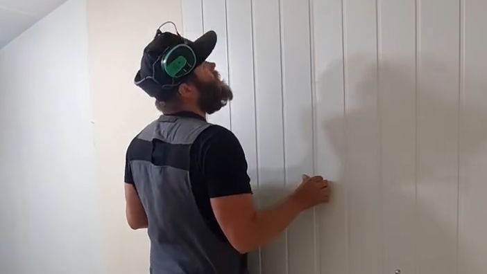 Thomas Helsten setter opp veggplater